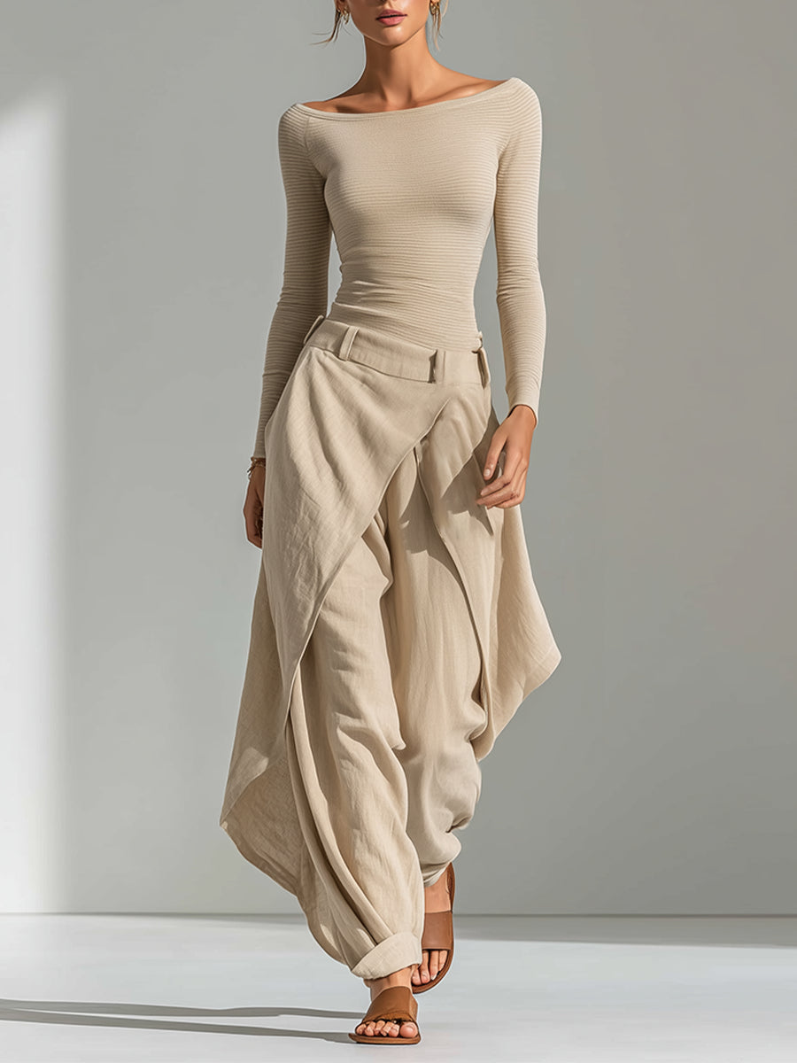 Top beige con escote barco y pantalones de pierna ancha superpuestos.