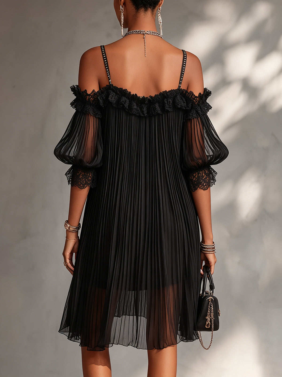 VITTORIA | MINI VESTIDO NEGRO DE MUSLINA CON HOMBROS DESCUBIERTOS Y BORDES DE ENCANTO