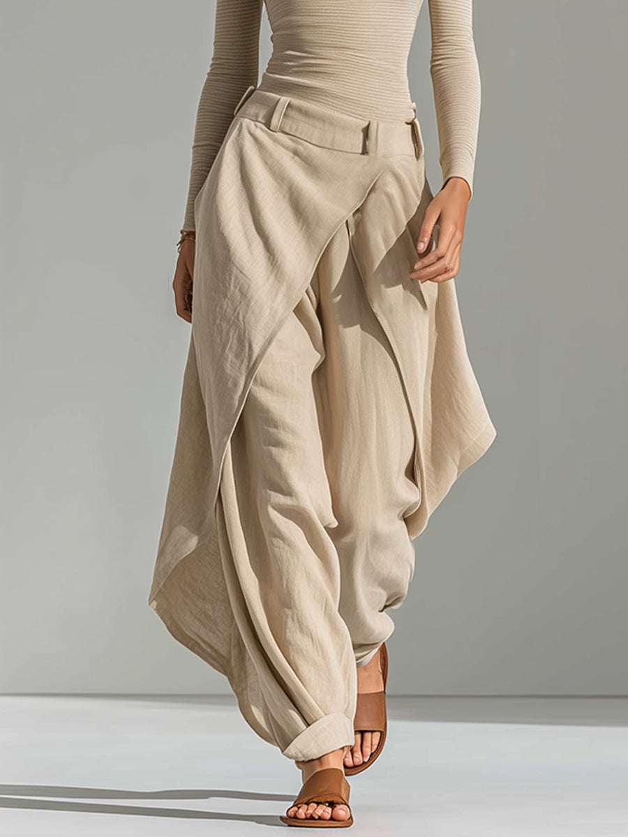 Top beige con escote barco y pantalones de pierna ancha superpuestos.