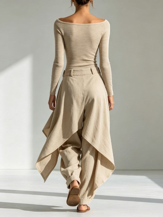 Top beige con escote barco y pantalones de pierna ancha superpuestos.
