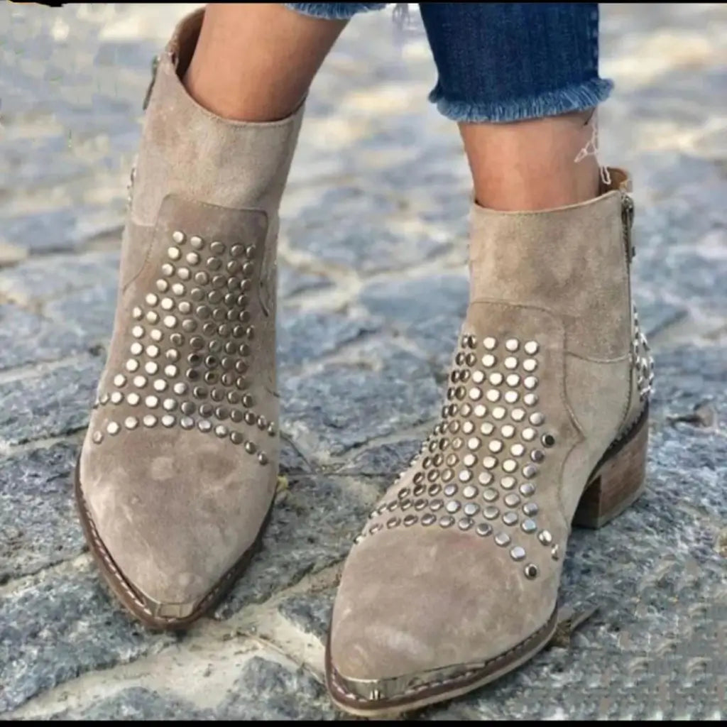 Aina | Botas con Bordes Tachonados