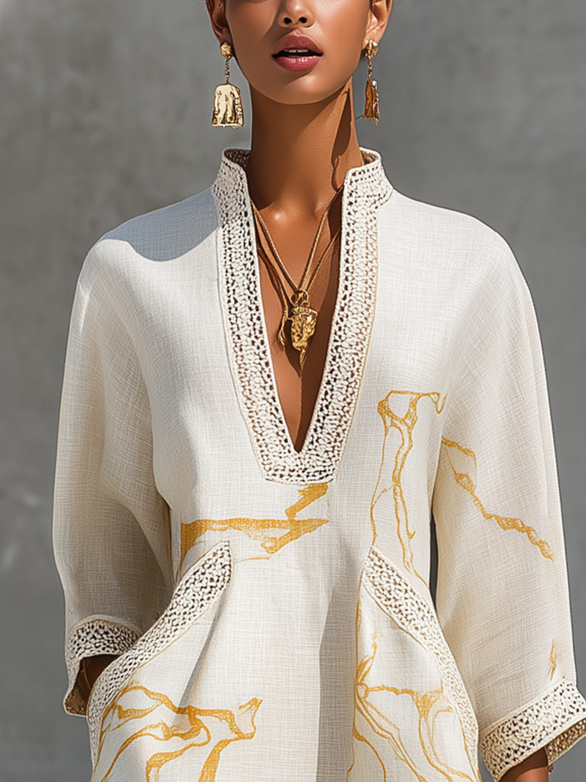 Vestido mini de encaje de ganchillo con estampado dorado marfil