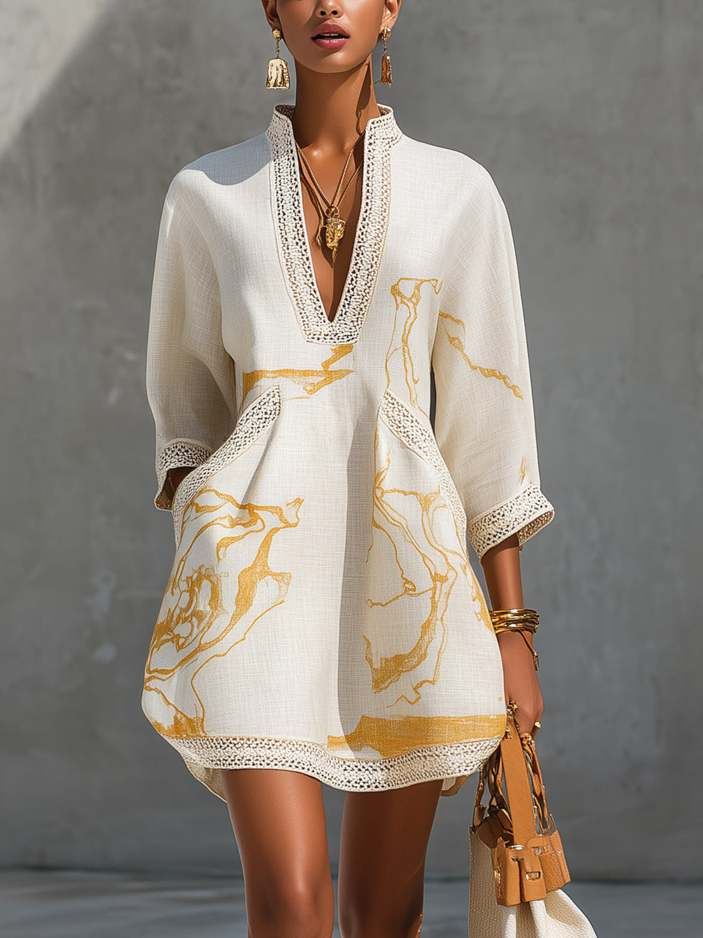 Vestido mini de encaje de ganchillo con estampado dorado marfil