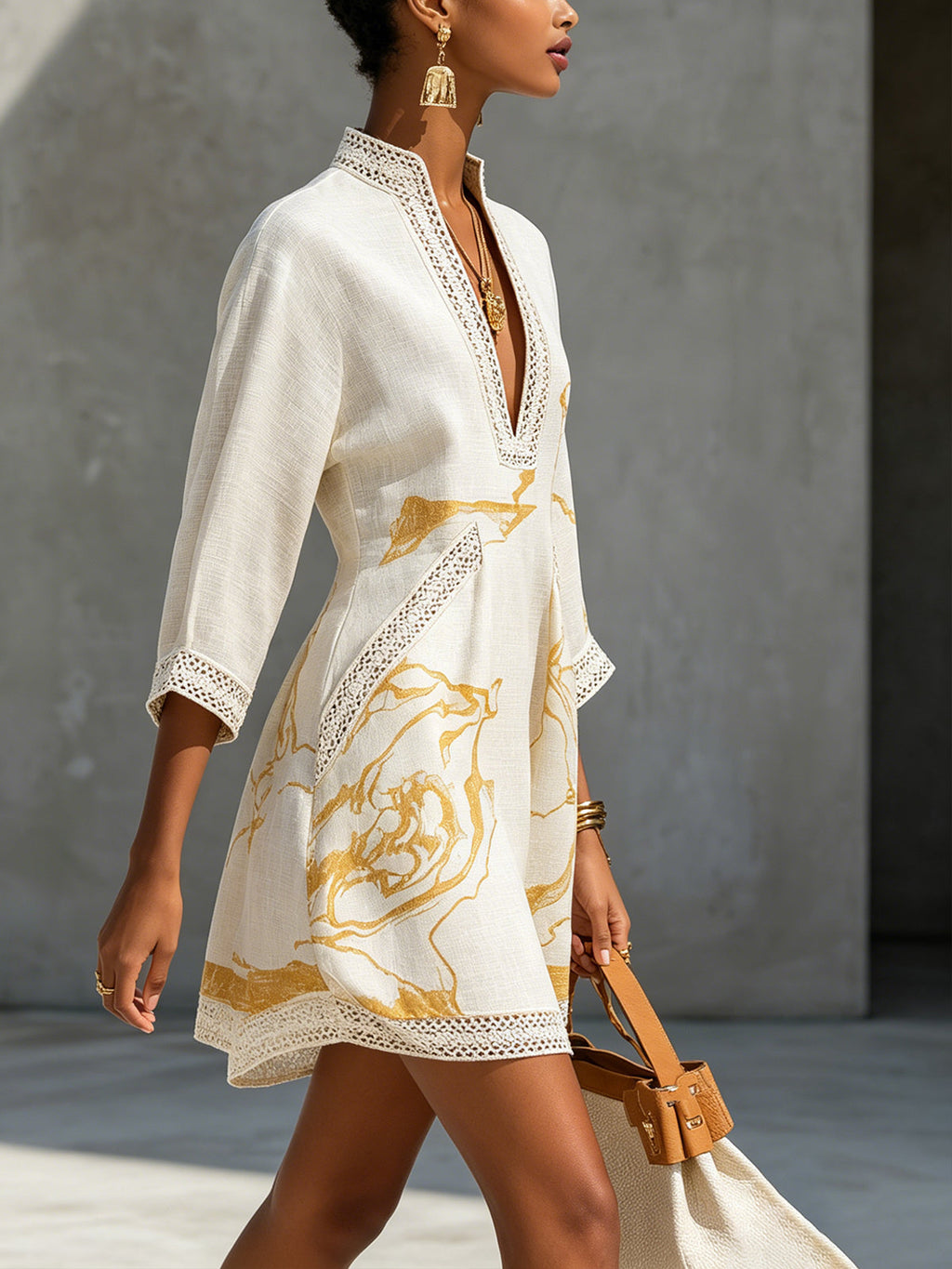 Vestido mini de encaje de ganchillo con estampado dorado marfil
