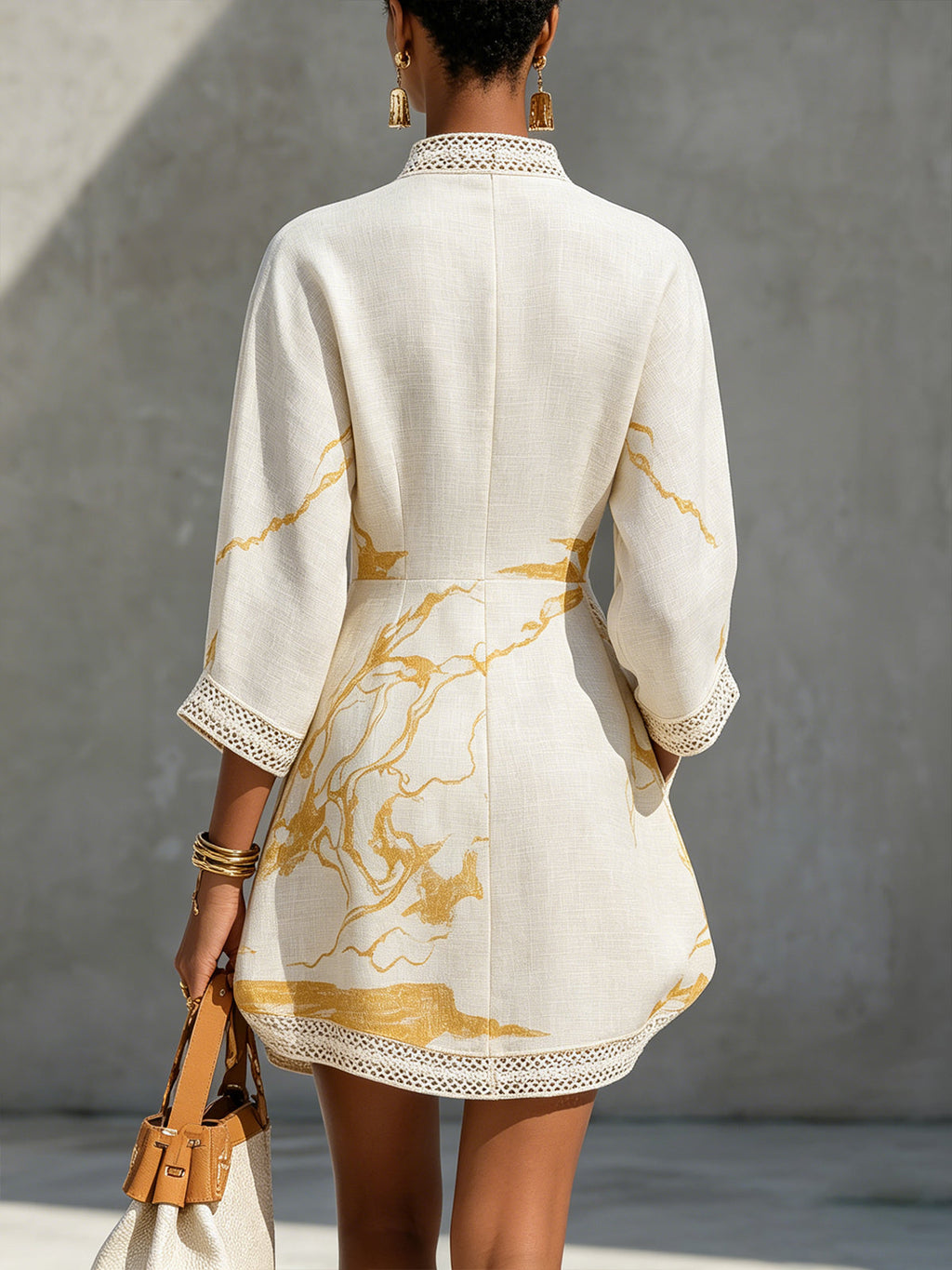 Vestido mini de encaje de ganchillo con estampado dorado marfil