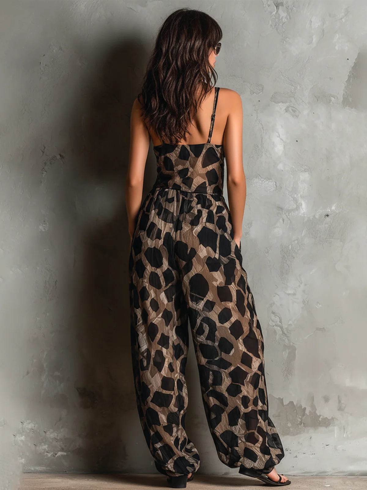 Mono de gasa suelto con cuello halter y estampado animal negro