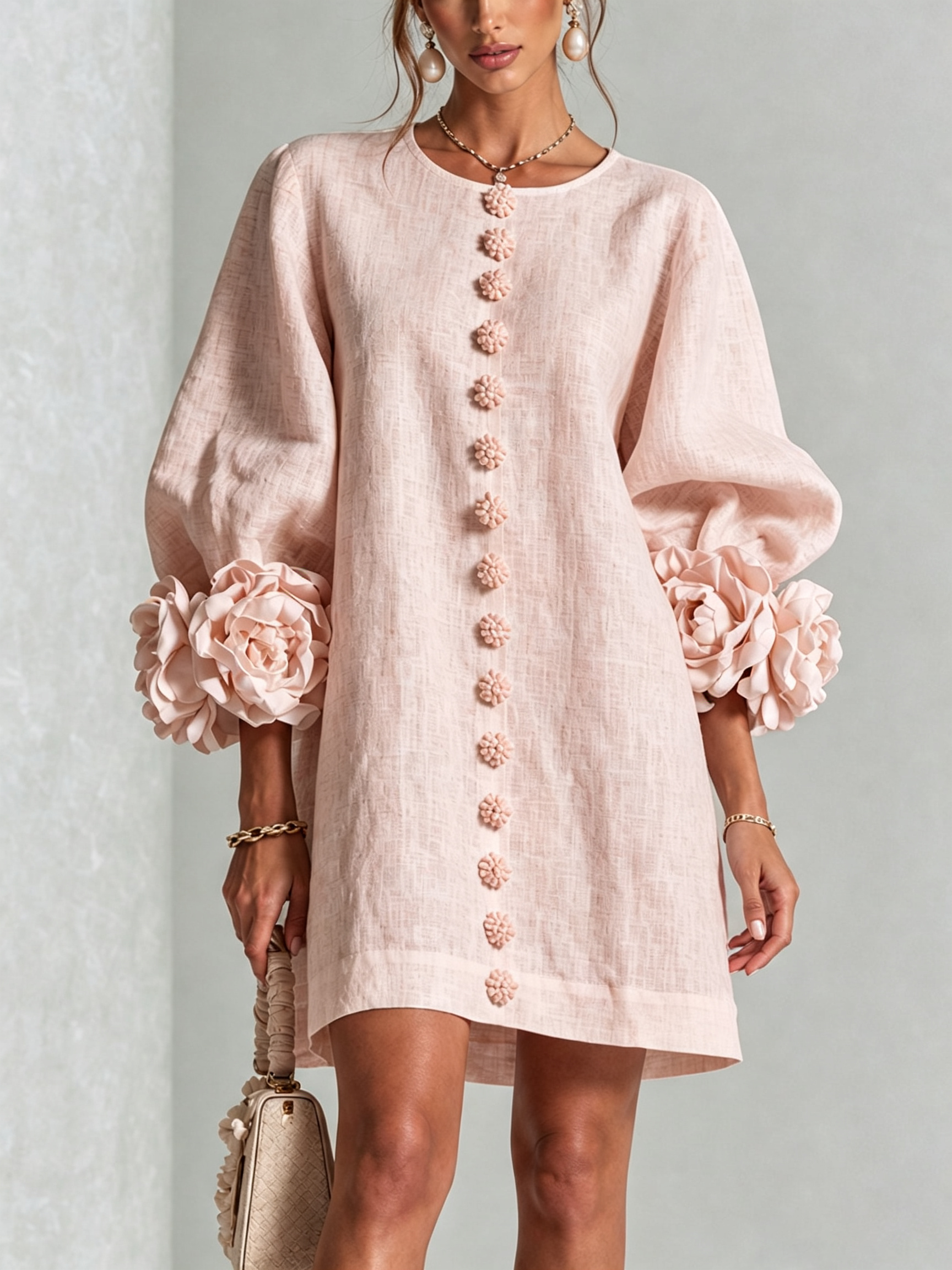 Vestido Mini de Botones Florales Blancos con Puños Florales Impactantes
