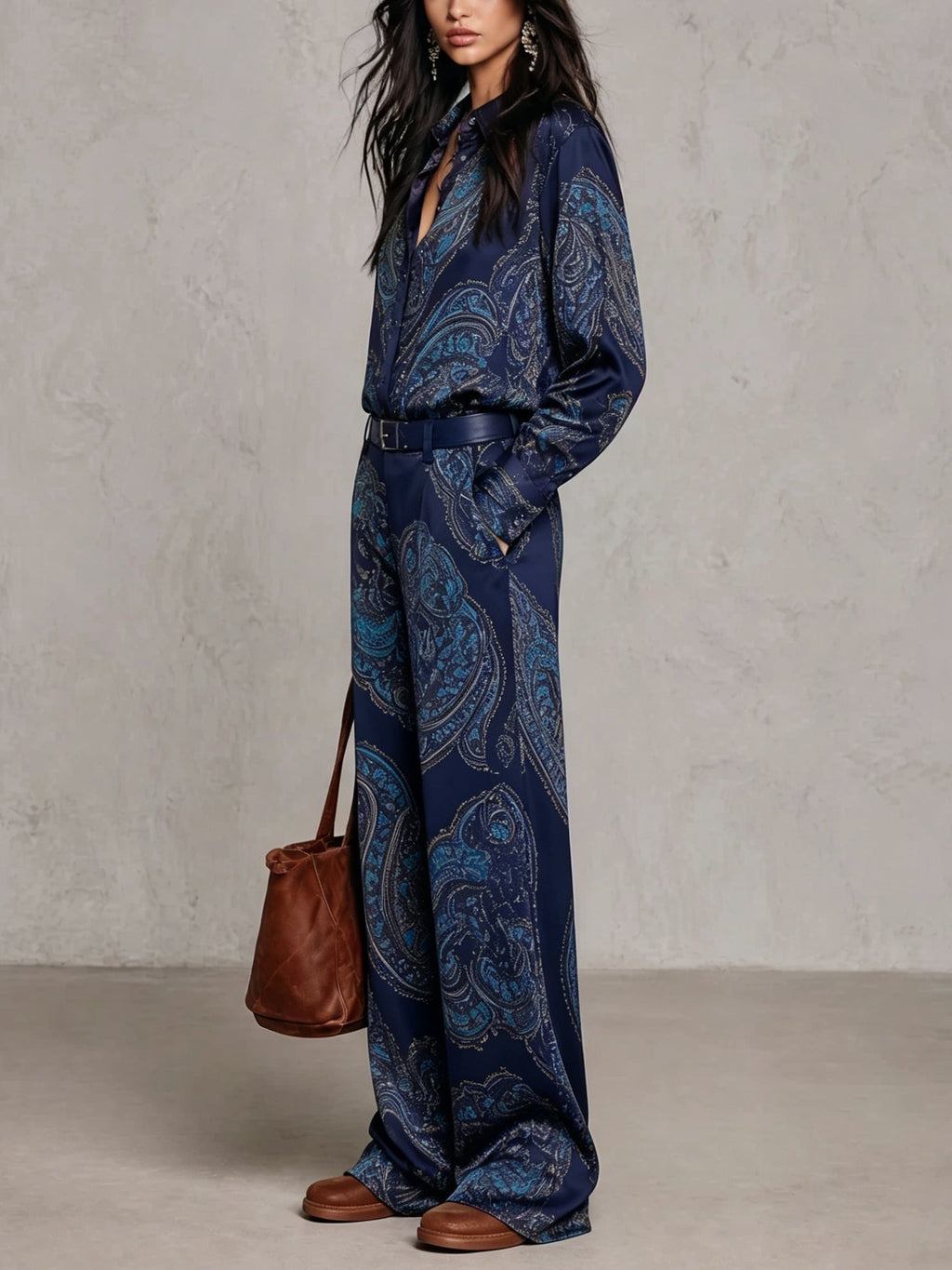Gloria | Camisa de seda de manga larga con estampado paisley en burdeos y pantalones de pierna ancha