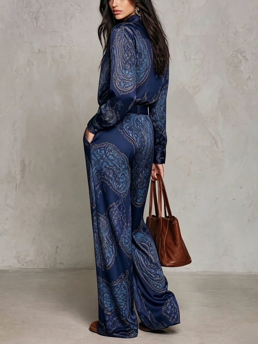 Gloria | Camisa de seda de manga larga con estampado paisley en burdeos y pantalones de pierna ancha