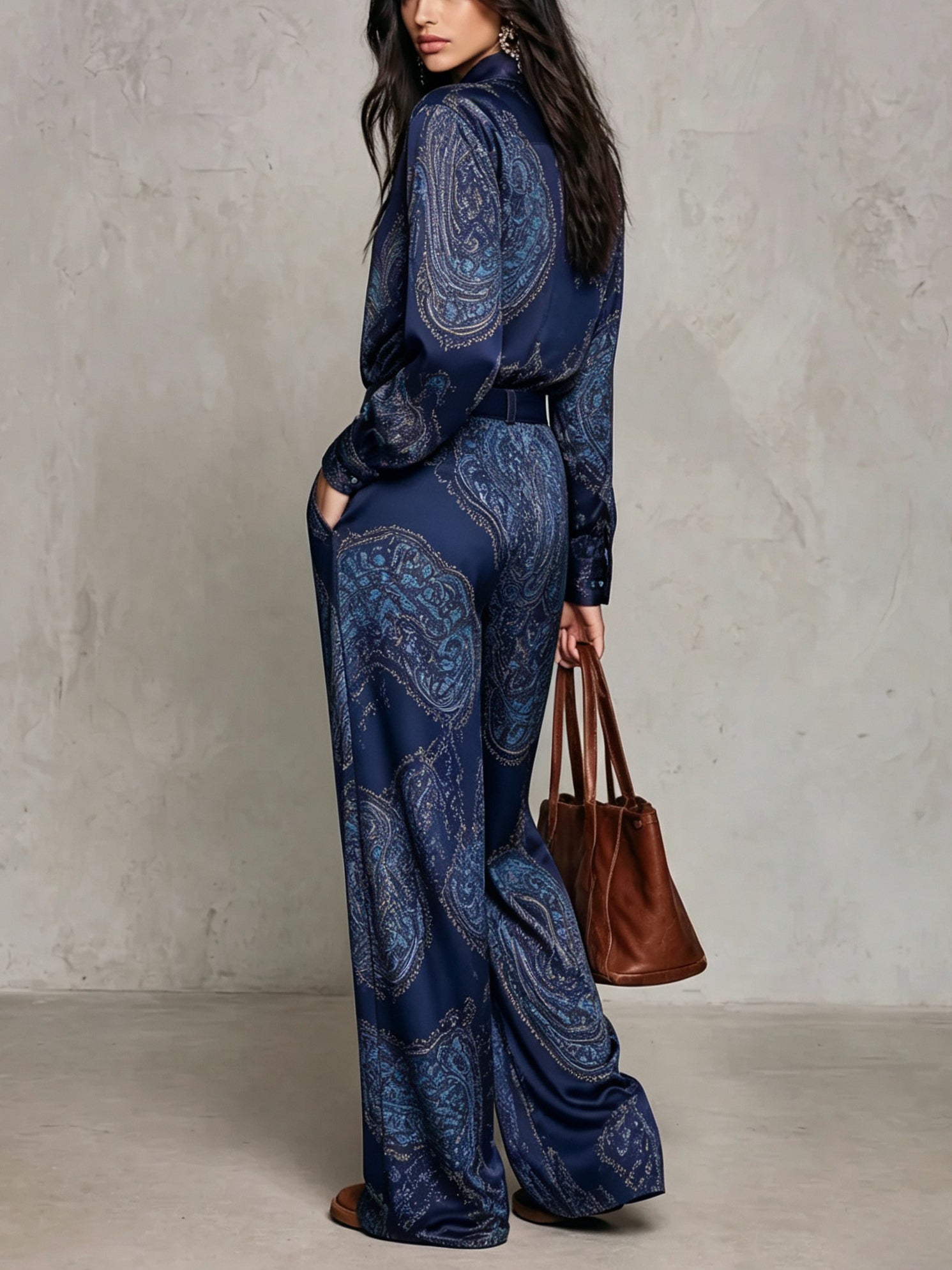 Gloria | Camisa de seda de manga larga con estampado paisley en burdeos y pantalones de pierna ancha